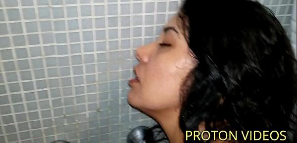 Behind the scenes backstage fuckying in the shower with Sara Rosa and peeing